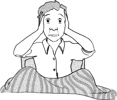 Ein Mann sitzt aufrecht im Bett und hält sich die Ohren wegen seines chronischen Tinnitus zu.