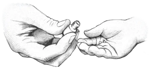 Eine Hand hält ein homöopathisches Globuli und reicht es einer anderen Hand.