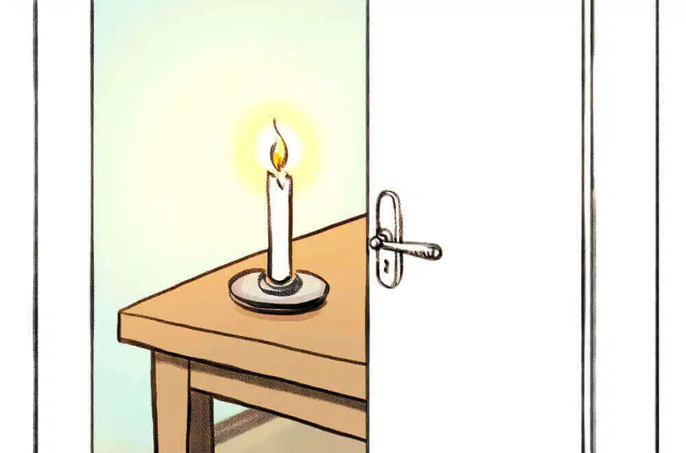 Tür öffnet sich in Zimmer mit brennender Kerze auf Tisch